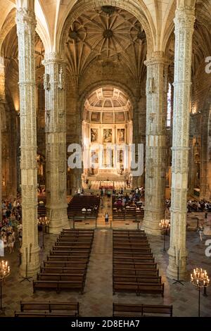 Architecture gothique tardive ornée et plafond décoratif à l'intérieur du monastère Jerónimos à Lisbonne, Portugal, Europe. Banque D'Images