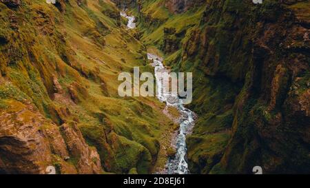 Une texture de paysage à couper le souffle de la nature typique de l'Islande et des canyons en été. Photo aérienne. Banque D'Images