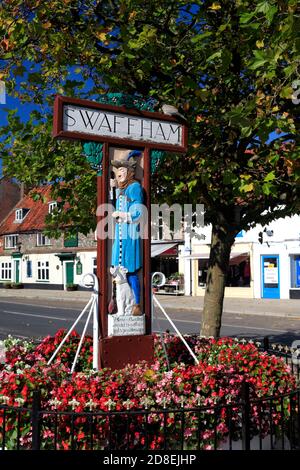 Panneau de la ville en bois de Swaffham, ville de Swaffham, Norfolk, Angleterre, Royaume-Uni Banque D'Images