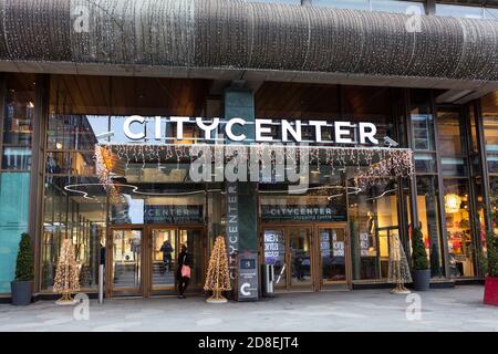 HELSINKI, FINLANDE-CIRCA DEC, 2018: Le centre commercial urbain Citycenter avec différents magasins, restaurants et services. Il est dans la construction de Makcaratalo Banque D'Images