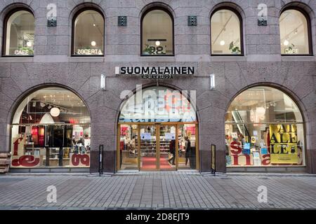 HELSINKI, FINLANDE-CIRCA DEC, 2018: Entrée dans la boutique Suomalainen Kirjakauppa. Il s'agit de la plus grande chaîne de librairies et de boutiques Internet finlandaises de Finlan Banque D'Images