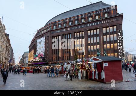 HELSINKI, FINLANDE-CIRCA DEC, 2018: La construction du magasin de Stockmann avec la foire de Noël est en soirée d'hiver. Éclairage des fêtes. Le Stockm Banque D'Images