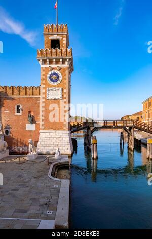 L'Arsenal des Tours de Venise avec Serene Water dans un Beau petit canal Banque D'Images