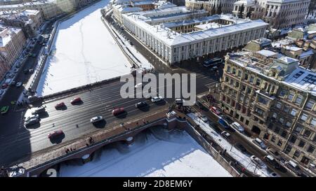 SAINT-PÉTERSBOURG, RUSSIE-CIRCA 2017: Vue aérienne sur l'avenue Nevsky depuis le pont Anichkov en hiver. La rivière Fontanka. Saint-Pétersbourg, Banque D'Images