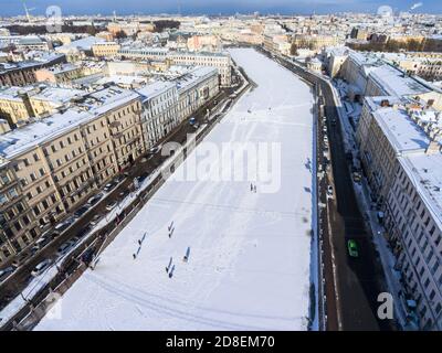 SAINT-PÉTERSBOURG, RUSSIE-CIRCA 2017: Vue aérienne sur la rivière Fontanka. Les gens marchent sur la glace du canal. La rivière Fontanka est une branche gauche de la rivière Banque D'Images