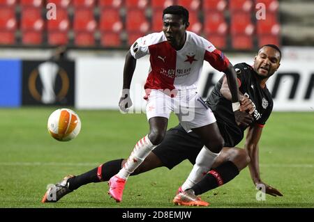 Prague, République tchèque. 29 octobre 2020. L-R Oscar (Slavia) et Jonathan Tah (Leverkusen) en action pendant la Ligue Europa de l'UEFA, 2e tour, groupe C, match: SK Slavia Praha contre Bayer 04 Leverkusen, le 29 octobre 2020, à Prague, République tchèque. Crédit : vit Simanek/CTK photo/Alay Live News Banque D'Images