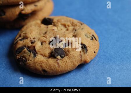 petits gâteaux festifs avec gouttes de chocolat gros plan sur un arrière-plan bleu il y a un espace de copie pour le texte de la photo Banque D'Images