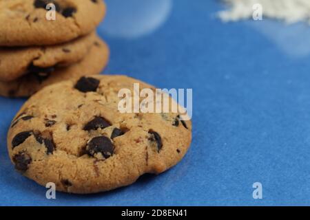 petits gâteaux festifs avec gouttes de chocolat gros plan sur un arrière-plan bleu il y a un espace de copie pour le texte de la photo Banque D'Images