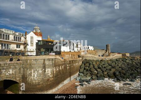 Les défenses de mer d'armure de roche protègent la ville de Lyme Regis De l'intensité de la chaîne anglaise Banque D'Images