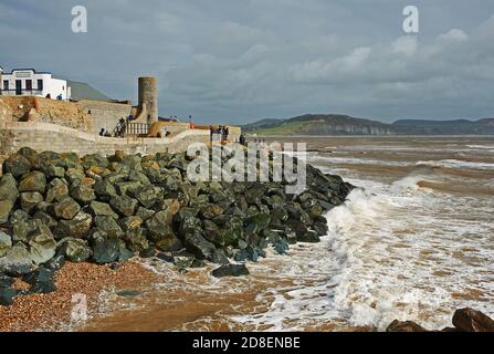 Les défenses de mer d'armure de roche protègent la ville de Lyme Regis De l'intensité de la chaîne anglaise Banque D'Images