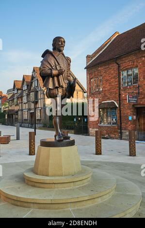 La statue de William Shakespeare se trouve à l'extérieur de son lieu de naissance, à Henley Street, Stratford-upon-Avon, dans le Warwickshire Banque D'Images