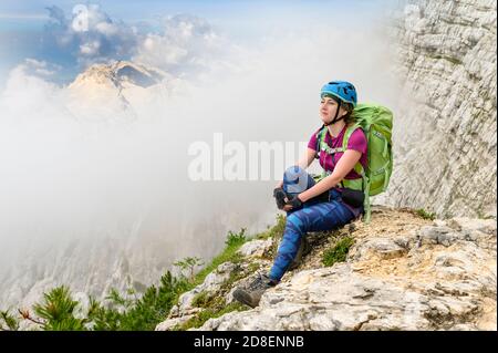 Femme montagneuse bénéficiant d'une vue imprenable depuis le haut de Triglav, Slovénie, jour d'été Banque D'Images