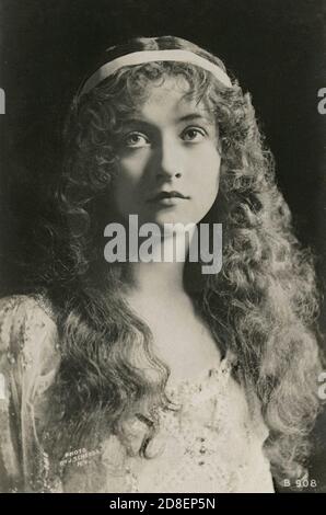 Carte postale vintage. Maude Fealy (actrice américaine) comme Juliet - Rotographie B 908-(carte postale) - photo de Schloss (New York) 1900 ou 1901 - restauré de la carte postale originale par le photographe du Montana. Banque D'Images