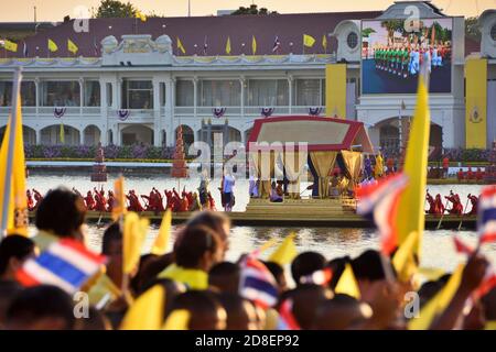 La procession de la Barge royale thaïlandaise, la phase finale du couronnement du roi Rama 10 le long de la rivière Chao Phraya, tandis que des spectateurs thaïlandais agitant des drapeaux thaïlandais. Banque D'Images