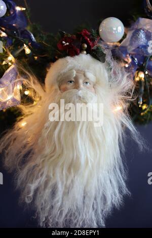 Décoration de Noël Santa Clause avec barbe blanche qui souligne la célébration d'un tradition Banque D'Images