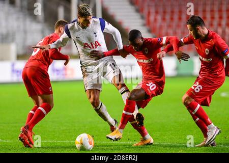 Erik Lamela de Tottenham (deuxième à gauche) et Aurelio Buta d'Anvers se battent pour le ballon lors du match du groupe J de l'UEFA Europa League au Bosuilstadion, à Anvers. Banque D'Images