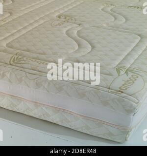 Matelas double gros plan. Isolé sur un fond blanc. Banque D'Images