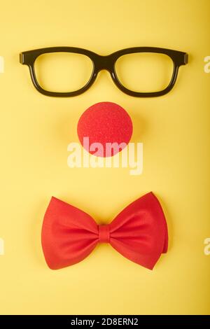 verres noirs et nez clown formant un visage. Concept Red Nose Day Banque D'Images