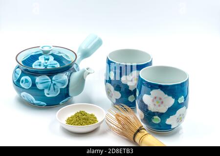 Set de thé japonais Matcha, gros plan sur fond blanc Banque D'Images
