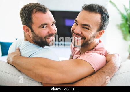Portrait d'un mignon couple gay masculin à la maison Banque D'Images