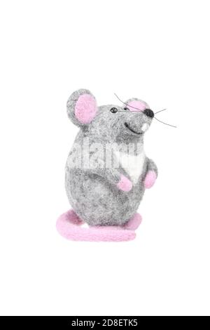 Souris en peluche en laine feutrée sur fond blanc. Souris à jouets grise. Banque D'Images