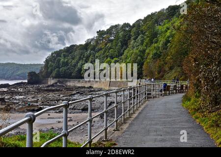 Une vue sur une partie du Wales Coast Path pendant qu'il serpente le long de la plage au pont Wisemans, en direction de Saundersfoot. Banque D'Images