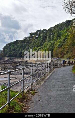 Une vue sur une partie du Wales Coast Path pendant qu'il serpente le long de la plage au pont Wisemans, en direction de Saundersfoot. Banque D'Images