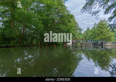 Excursion en bateau à la découverte de la forêt de Spree, à l'entrée d'une écluse, Oberspreewald, Brandebourg, Allemagne de l'est, Europe Banque D'Images