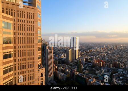 Vue sur Tokyo sous la lumière du soleil de fin d'après-midi avec le gouvernement métropolitain de Tokyo Construction en premier plan.Tokyo.Japon Banque D'Images