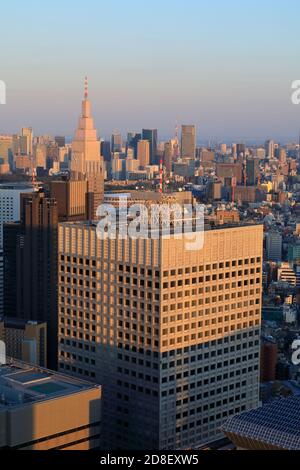 Tokyo Cityscape avec KDDI Building (premier plan) et NTT DoCoMo Yoyogi Bâtiment de l'observatoire de Tokyo Metropolitan Government Building à Shinjuku.Tokyo.Japon Banque D'Images