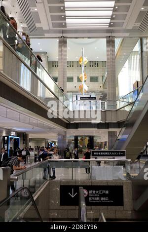 Le hall et l'entrée du chemin de fer à l'intérieur du gouvernement métropolitain de Tokyo Bâtiment.Shinjuku.Tokyo.Japon Banque D'Images