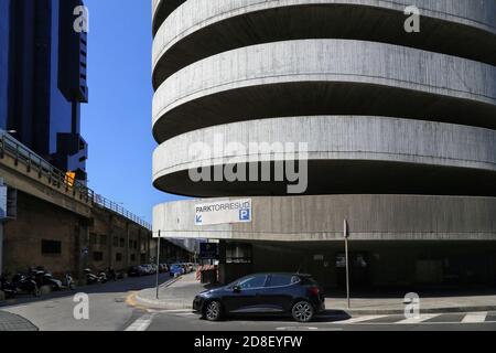 Quartier d'affaires avec parking sur plusieurs niveaux en premier plan et toit-ciel bleu sur le côté gauche. Gênes, Italie. Banque D'Images