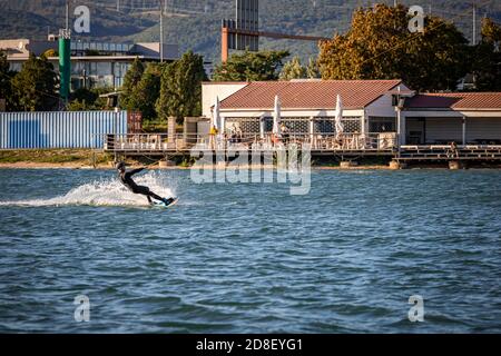 Homme tiré sur un wakeboard sur un lac Banque D'Images