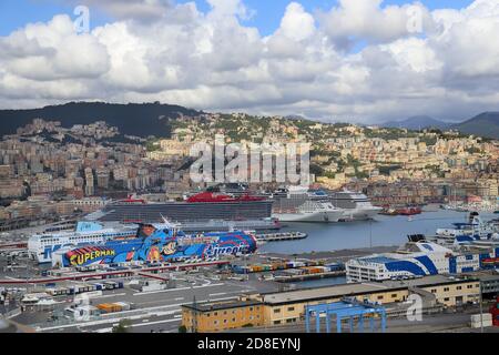 Italie, Gênes, 30 août 2020. Grands bateaux de croisière et ferries amarrés dans le port de Gênes. Le port de Gênes est parmi les premiers ports en termes de taille Banque D'Images