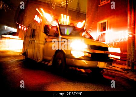 Une ambulance garée dans la rue latérale la nuit Banque D'Images