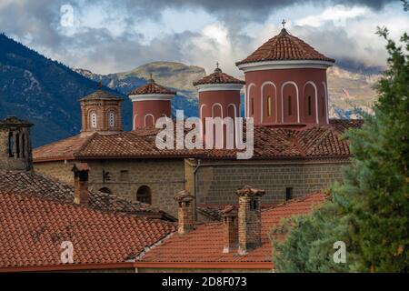 Le Monastère de Saint-Étienne dans la superbe formation de roches de Meteora dans le centre de la Grèce, accueillant l'un des plus grands et des plus précipitamment construit complexe Banque D'Images