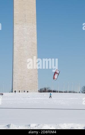 Déneigement après une grosse tempête de neige au Washington Monument à Washington DC. Photo par Liz Roll Banque D'Images