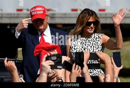 29 octobre 2020 - Tampa, Floride, États-Unis - le président américain Donald Trump et la première dame Melania arrivent pour un rassemblement de campagne à l'extérieur du stade Raymond James le 29 octobre 2020 à Tampa, Floride. Avec 5 jours jusqu’aux élections du 3 novembre, Trump poursuit sa campagne dans les États pivots contre le candidat démocrate à la présidence Joe Biden. (Paul Hennessy/Alamy) crédit : Paul Hennessy/Alamy Live News Banque D'Images