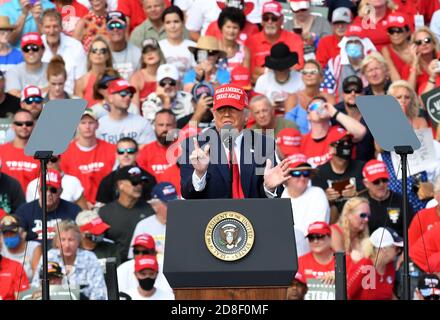 29 octobre 2020 - Tampa, Floride, États-Unis - le président américain Donald Trump s'adresse à ses partisans lors d'un rassemblement de campagne à l'extérieur du stade Raymond James, le 29 octobre 2020 à Tampa, en Floride. Avec 5 jours jusqu’aux élections du 3 novembre, Trump poursuit sa campagne dans les États pivots contre le candidat démocrate à la présidence Joe Biden. (Paul Hennessy/Alamy) crédit : Paul Hennessy/Alamy Live News Banque D'Images