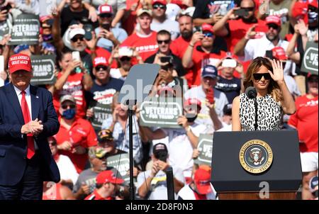 29 octobre 2020 - Tampa, Floride, États-Unis - la première dame Melania Trump fait la vague tandis que le président Trump regarde un rassemblement de campagne devant le stade Raymond James le 29 octobre 2020 à Tampa, en Floride. Avec 5 jours jusqu’aux élections du 3 novembre, Trump poursuit sa campagne dans les États pivots contre le candidat démocrate à la présidence Joe Biden. (Paul Hennessy/Alamy) crédit : Paul Hennessy/Alamy Live News Banque D'Images