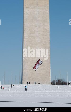 Déneigement après une grosse tempête de neige au Washington Monument à Washington DC. Photo par Liz Roll Banque D'Images