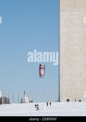 Déneigement après une grosse tempête de neige au Washington Monument à Washington DC. Photo par Liz Roll Banque D'Images