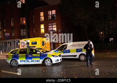 Londres, Royaume-Uni. 29 octobre 2020. Scène de crime judiciaire où plusieurs coups de poignardé ont été signalés, adolescent, 15 ans, mort à l'extérieur de sainsbury's à Garratt Lane, Wandsworth, Londres, Royaume-Uni crédit: Quan Van /Alay Live News Banque D'Images