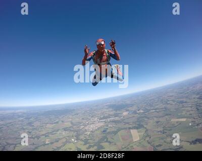 Cosplay parachutiste habillé comme un homme d'araignée Banque D'Images