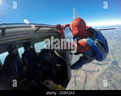 Cosplay parachutiste habillé comme un homme d'araignée Banque D'Images