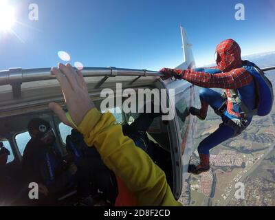 Cosplay parachutiste habillé comme un homme d'araignée Banque D'Images