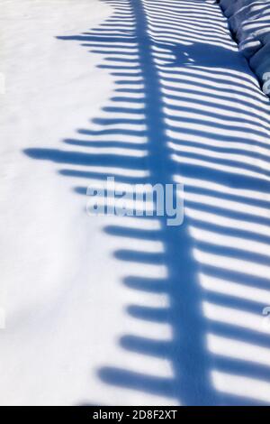 La clôture de piquetage projette des ombres et des motifs sur la neige fraîche; Salida; Colorado; États-Unis Banque D'Images