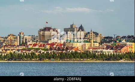 KAZAN, Russie-juin 2020 : Panorama de la partie nord de la ville depuis le remblai du Kremlin Banque D'Images
