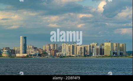 KAZAN, Russie - juin 2020 : panorama de la partie moderne de la ville depuis le remblai du Kremlin Banque D'Images
