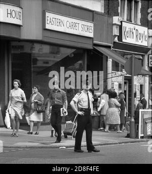 Un policier dans la rue. Londres, Angleterre, 1971 Banque D'Images